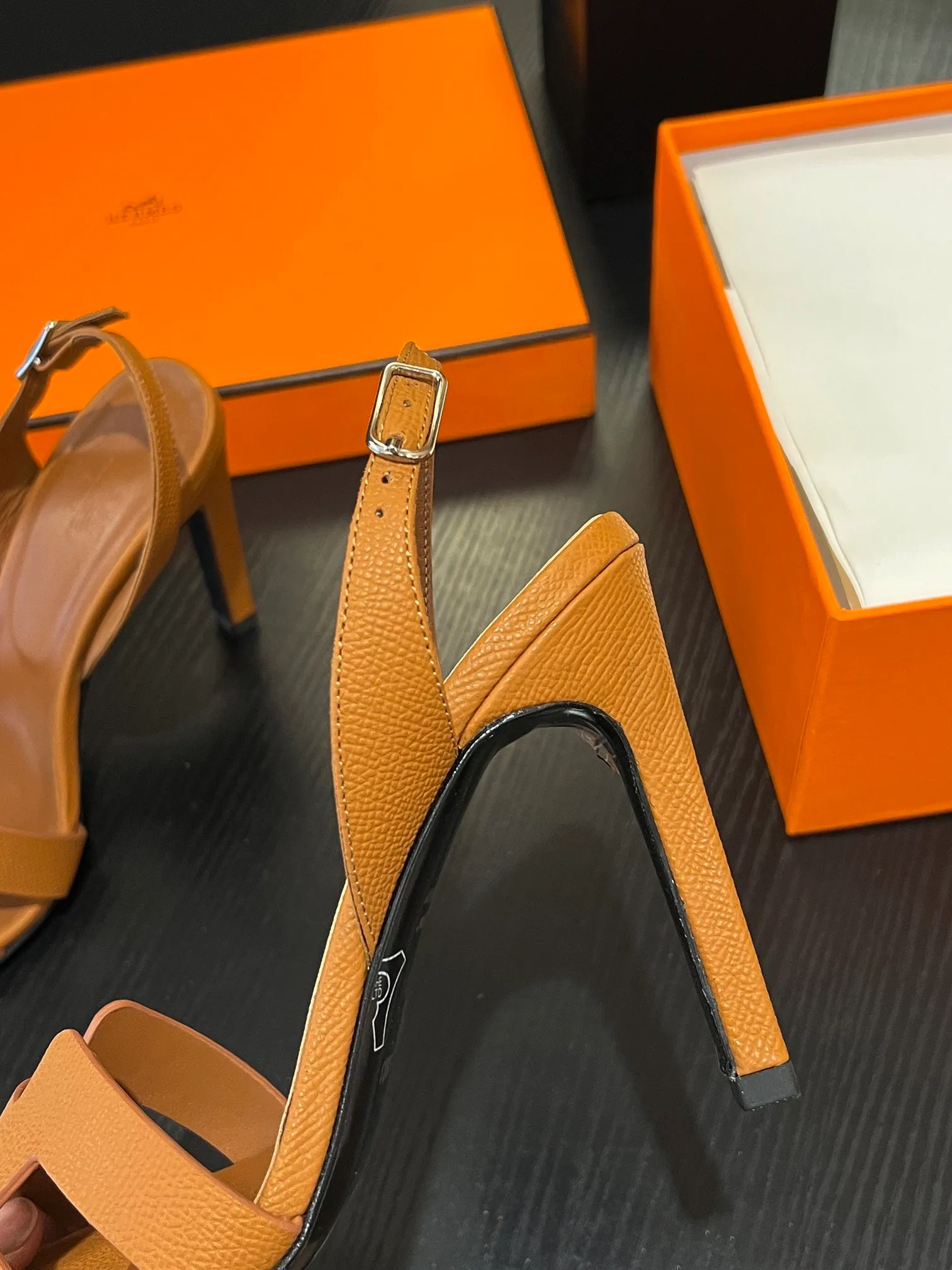👟👟Ex-factory price 600👟👟Hermès 2023 high-heeled temperament sandals original customization! Counter synchronization! Hermès high heels have always been simple, fashionable and elegant! ! ! It can hold any style of wear, the height of 10.5cm is easy to control, and the feet feel comfortable and pressure-free! The classic and elegant style brings a sense of luxury to your feet! Highly recommended Material: Upper imported calfskin + mixed sheepskin lining Outsole: Italian genuine leather sole Size: 34-42 (34.41.42 customization is non-returnable and non-exchangeable)